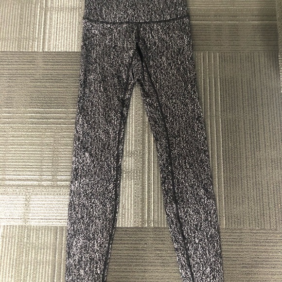 Lululemon leggings size 4 - Picture 2 of 3